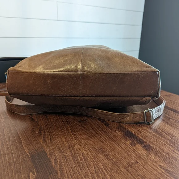 HOBO Quinn Crossbody - Picture 8 of 9